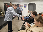 Майя Дімерлі передає подарунки юним поетам від німецького міста Хайдельберг, яке нещодавно святкувало 10-річчя участі у програмі літературних міст ЮНЕСКО