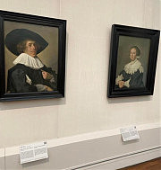 У залі виставки