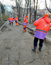 Работа є завжди — треба і вулиці підмести...
