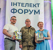 Генеральний директор Національної бібліотеки України імені Ярослава Мудрого Олег Сербін (ліворуч) та Ірина Бірюкова вручають комплекти книжок для воїнів ЗСУ