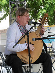 Виступає Максим Трубніков. Він не тільки грав на кобзі, а й презентував книгу з історії кобзарства та бандурництва