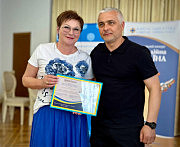 Голова Одеської ОВА Олег Кіпер вручає нагороду Людмилі Прокопечко