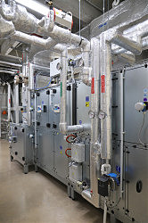 Це обладнання допомагає готувати повітря для стерильно чистих приміщень, які задіяні у виготовленні ліків