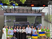 На сцені разом з головою Аненій-Нойського району Олександром Моїсеєм