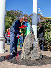 Квіти в ротонді, зведеної в пам’ять про загиблих одеських альпіністів