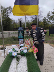 Батько Василь Михайлович Шушман біля поховання сина Василя Васильовича Шушмана